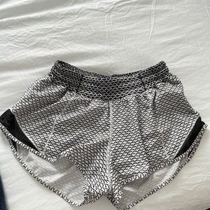 Black and white printed hotty hot lulu lemon shorts